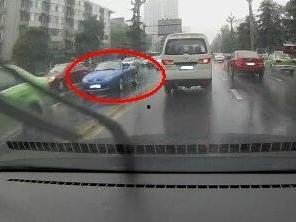 雨中开国产敞篷车视频,国产敞篷车演绎浪漫时光