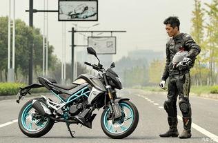 国产荣耀250试驾视频,国产街车新势力，驾驭感与性能解析